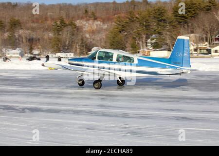 Alton, New Hampshire, États-Unis. 13 février 2021. La base d'hydravion d'Alton Bay et la piste de glace sont ouvertes pour la saison d'hiver 2021, les pilotes de partout viennent atterrir et départir de la seule piste de glace de FAA dans les 48 États inférieurs. Credit: Christy Prosser/ZUMA Wire/Alay Live News Banque D'Images