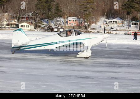 Alton, New Hampshire, États-Unis. 13 février 2021. La base d'hydravion d'Alton Bay et la piste de glace sont ouvertes pour la saison d'hiver 2021, les pilotes de partout viennent atterrir et départir de la seule piste de glace de FAA dans les 48 États inférieurs. Credit: Christy Prosser/ZUMA Wire/Alay Live News Banque D'Images