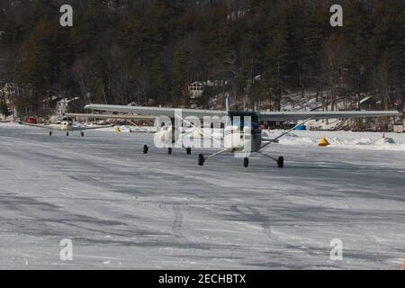 Alton, New Hampshire, États-Unis. 13 février 2021. La base d'hydravion d'Alton Bay et la piste de glace sont ouvertes pour la saison d'hiver 2021, les pilotes de partout viennent atterrir et départir de la seule piste de glace de FAA dans les 48 États inférieurs. Credit: Christy Prosser/ZUMA Wire/Alay Live News Banque D'Images