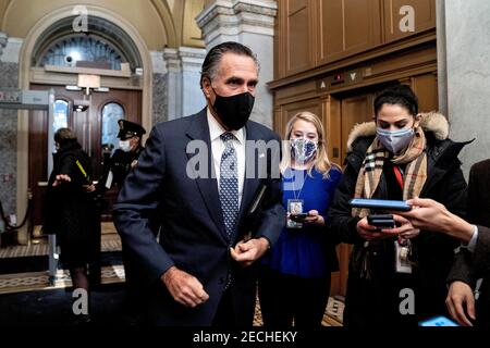 Washington DC, États-Unis. 13 février 2021. (Le sénateur Mitt Romney, républicain de l'Utah, arrive au Capitole des États-Unis à Washington, DC, États-Unis, le 13 février 2021. Le Sénat américain a voté samedi et acquitté l'ancien président Donald Trump, concluant son deuxième procès de destitution, le plus court de l'histoire des États-Unis. (Stefani Reynolds/Pool via Xinhua) Credit: Xinhua/Alay Live News Banque D'Images