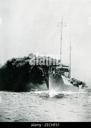 Cette photo de la première Guerre mondiale montre les destroyers américains Cassin et McDougal qui travaillent un écran de fumée. La photo est de Robert Enrique Muller, parfois crédité comme Enrique Muller, Jr. Et comme E. Muller. Il a été photographe officiel de la Marine des États-Unis et auteur. Il a pris des photos de navires militaires en action. Banque D'Images