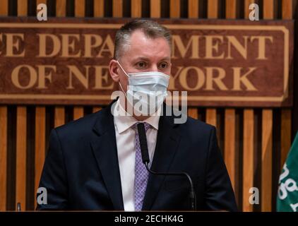 Le 13 février 2021, le commissaire de police Dermot Shea s'adresse aux médias au sujet des crimes récents commis dans le réseau de métro au siège de la NYPD à New York. Pendant 24 heures, 4 personnes ont été poignardée par un homme non identifié sur la même ligne de métro A, dont deux fatalement. Commissaire de police flanqué du chef adjoint Jason Wilcox, chef des détectives du Nord de Manhattan Brian McGee, chef du transport en commun Kathleen O'Reilly a annoncé que 500 policiers supplémentaires seront affectés au système de métro à partir d'aujourd'hui. (Photo de Lev Radin/Pacific Press) Banque D'Images