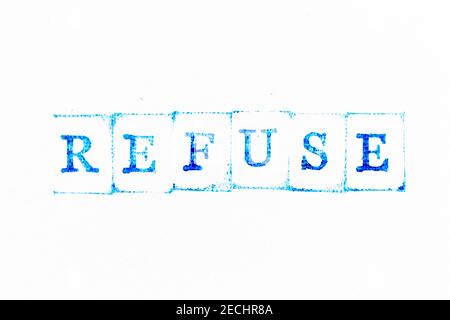 Tampon en caoutchouc de couleur bleue pour les mots « refuser » sur papier blanc arrière-plan Banque D'Images