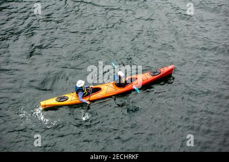 Kayaks de mer sur l'offre de rêve de Chicagod dans le sud-est de l'Alaska Une façon intime de découvrir les eaux arctiques de l'Alaska côte Banque D'Images