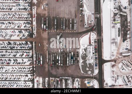 Vue aérienne des chariots en déchargement au centre logistique. Photographie de drone. Banque D'Images