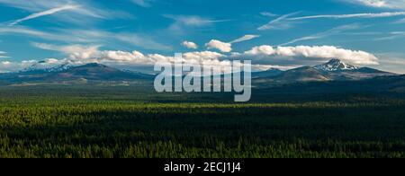 Contrées et nuages au-dessus des trois Sœurs de l'Oregon (à gauche) et du Mont Washington (tout à droite) dans la forêt nationale Deschutes/Willamette Banque D'Images