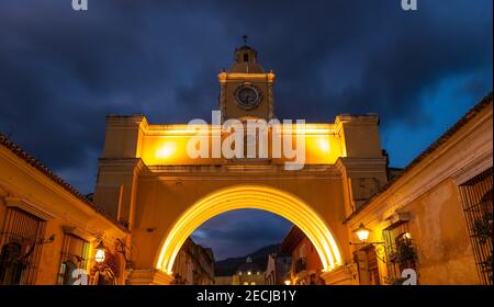 Panorama de l'arche de Santa Catalina la nuit, Antigua, Guatemala. Banque D'Images