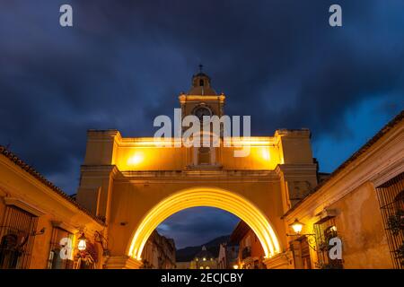 Arche de Santa Catalina la nuit, Antigua, Guatemala. Banque D'Images