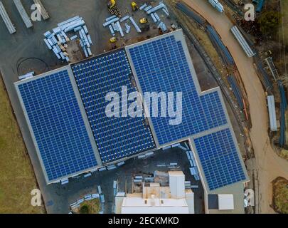 Vue aérienne sur les panneaux solaires installés dans le toit industriel zone d'entrepôt Banque D'Images