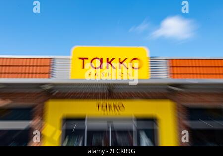 Telgte, Allemagne. 12 février 2021. Vue extérieure d'un magasin Takko Fashion à Telgte. (Prise avec un temps d'exposition long - zoom). Takko ModeMarkt GmbH & Co. KG est un discounter textile fondé en 1982 et basé à Telgte, en Rhénanie-du-Nord-Westphalie.(à dpa: 'L'escompteur de mode Takko s'applique à la garantie de l'État NRW') crédit: Guido Kirchner/dpa/Alamy Live News Banque D'Images