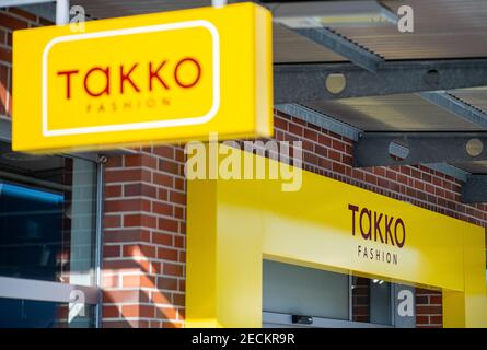 Telgte, Allemagne. 12 février 2021. Vue extérieure d'un magasin Takko Fashion à Telgte. Takko ModeMarkt GmbH & Co. KG est un centre d'escompteur textile fondé en 1982 et basé à Telgte, en Rhénanie-du-Nord-Westphalie. Credit: Guido Kirchner/dpa/Alay Live News Banque D'Images