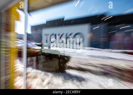Telgte, Allemagne. 12 février 2021. Le logo Takko d'un magasin de mode Takko à Telgte est collé sur un panneau de verre. (Prise avec un temps d'exposition long - zoom).Takko ModeMarkt GmbH & Co. KG est un discompteur textile fondé en 1982 et basé à Telgte, Rhénanie-du-Nord-Westphalie. Credit: Guido Kirchner/dpa/Alay Live News Banque D'Images