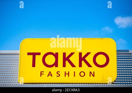 Telgte, Allemagne. 12 février 2021. Le logo de la société se trouve sur le toit du magasin Takko Fashion à Telgte. Takko ModeMarkt GmbH & Co. KG est un centre d'escompteur textile fondé en 1982 et basé à Telgte, en Rhénanie-du-Nord-Westphalie. Credit: Guido Kirchner/dpa/Alay Live News Banque D'Images