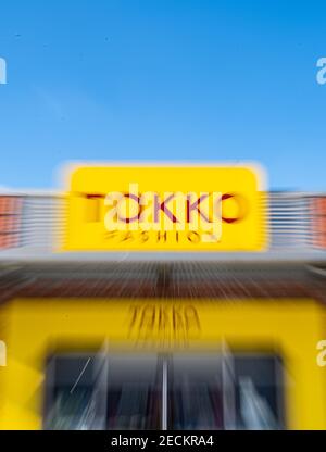 Telgte, Allemagne. 12 février 2021. Vue extérieure d'un magasin Takko Fashion à Telgte. (Prise avec un temps d'exposition long - zoom). Takko ModeMarkt GmbH & Co. KG est un discounter textile fondé en 1982 et basé à Telgte, en Rhénanie-du-Nord-Westphalie.(à dpa: 'L'escompteur de mode Takko s'applique à la garantie de l'État NRW') crédit: Guido Kirchner/dpa/Alamy Live News Banque D'Images