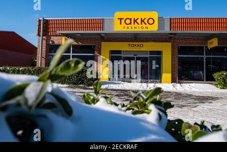 Telgte, Allemagne. 12 février 2021. Vue extérieure d'un magasin Takko Fashion à Telgte. Takko ModeMarkt GmbH & Co. KG est un centre d'escompteur textile fondé en 1982 et basé à Telgte, en Rhénanie-du-Nord-Westphalie. (À dpa: 'Fashion discounter Takko s'applique pour la garantie d'état NRW') crédit: Guido Kirchner/dpa/Alay Live News Banque D'Images