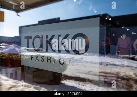 Telgte, Allemagne. 12 février 2021. Le logo Takko d'un magasin de mode Takko à Telgte est collé sur un panneau de verre. Takko ModeMarkt GmbH & Co. KG est un centre d'escompteur textile fondé en 1982 et basé à Telgte, en Rhénanie-du-Nord-Westphalie. (À dpa: 'Fashion discounter Takko s'applique pour la garantie d'état NRW') crédit: Guido Kirchner/dpa/Alay Live News Banque D'Images