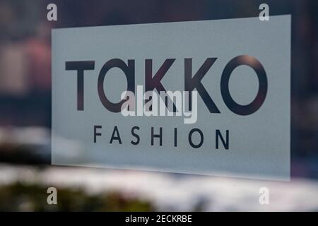 Telgte, Allemagne. 12 février 2021. Le logo Takko d'un magasin de mode Takko à Telgte est collé sur un panneau de verre. Takko ModeMarkt GmbH & Co. KG est un centre d'escompteur textile fondé en 1982 et basé à Telgte, en Rhénanie-du-Nord-Westphalie. Credit: Guido Kirchner/dpa/Alay Live News Banque D'Images