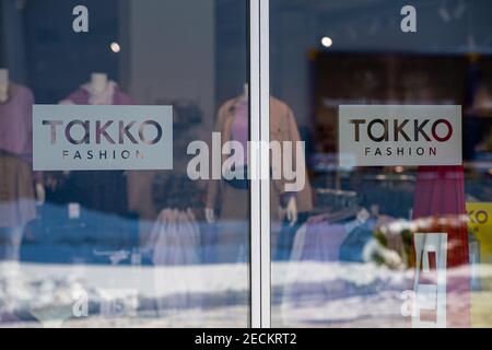 Telgte, Allemagne. 12 février 2021. Deux logos Takko sont collés à la porte d'entrée en verre fermée d'un magasin Takko Fashion à Telgte. Takko ModeMarkt GmbH & Co. KG est un centre d'escompteur textile fondé en 1982 et basé à Telgte en Rhénanie-du-Nord-Westphalie. (À dpa: 'Fashion discounter Takko s'applique pour la garantie d'état NRW') crédit: Guido Kirchner/dpa/Alay Live News Banque D'Images