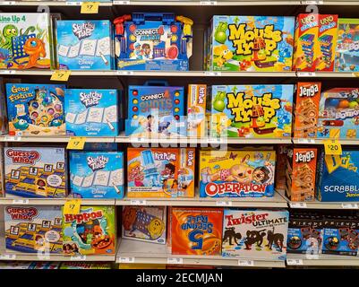 MacKay, Queensland, Australie - février 2021 : assortiment de jeux pour enfants à vendre sur les étagères des magasins de jouets Banque D'Images