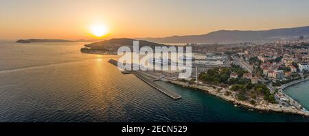 Vue aérienne panoramique sur le port de ferry de Split avec coucher de soleil Sur horizon en été Croatie Banque D'Images