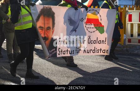 Les personnes manifestant pour la liberté d'Abdullah Öcalan Banque D'Images