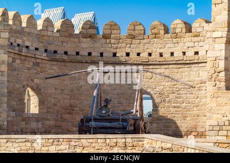 Catapulte ancienne dans la vieille ville, Bakou, Azerbaïdjan Banque D'Images