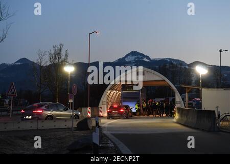 Kiefersfelden, Allemagne. 14 février 2021. La police fédérale contrôle les voyageurs sur l'autoroute A93 près de Kiefersfelden en direction de l'Allemagne. Le renforcement des règles d'entrée allemandes aux frontières avec la République tchèque et l'État autrichien du Tyrol pour se protéger contre les variantes dangereuses du coronavirus est entré en vigueur le dimanche soir crédit: Angelika Warmuth/dpa/Alamy Live News Banque D'Images