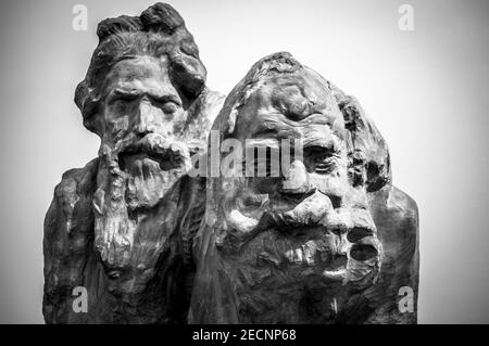 Le Musée russe d'État. Buste en bois d'hommes barbus anciens sur fond blanc. Noir et blanc Banque D'Images