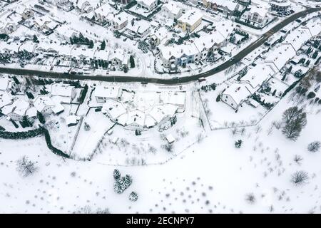 quartier résidentiel sur un paysage enneigé blanc après une tempête de neige. photographie aérienne avec drone Banque D'Images