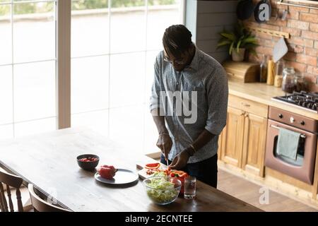Vue de dessus Afro-américain coupe des légumes, cuisine de salade Banque D'Images