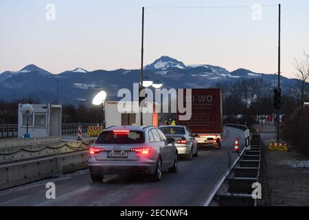 Kiefersfelden, Allemagne. 14 février 2021. La police fédérale contrôle les voyageurs sur l'autoroute A93 près de Kiefersfelden en direction de l'Allemagne. Le renforcement des règles d'entrée allemandes aux frontières avec la République tchèque et l'État autrichien du Tyrol pour se protéger contre les variantes dangereuses du coronavirus est entré en vigueur le dimanche soir crédit: Angelika Warmuth/dpa/Alamy Live News Banque D'Images