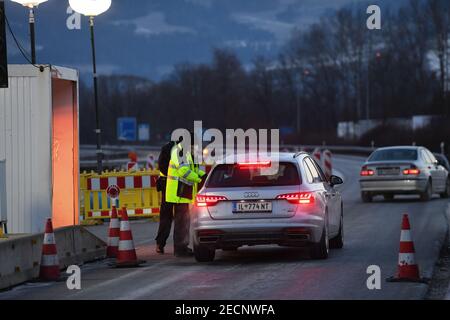 Kiefersfelden, Allemagne. 14 février 2021. La police fédérale contrôle les voyageurs sur l'autoroute A93 près de Kiefersfelden en direction de l'Allemagne. Le renforcement des règles d'entrée allemandes aux frontières avec la République tchèque et l'État autrichien du Tyrol pour se protéger contre les variantes dangereuses du coronavirus est entré en vigueur le dimanche soir crédit: Angelika Warmuth/dpa/Alamy Live News Banque D'Images