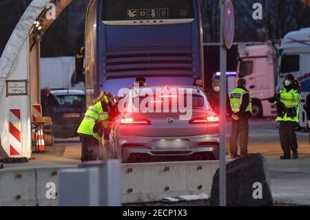 Kiefersfelden, Allemagne. 14 février 2021. La police fédérale contrôle les voyageurs sur l'autoroute A93 près de Kiefersfelden en direction de l'Allemagne. Le renforcement des règles d'entrée allemandes aux frontières avec la République tchèque et l'État autrichien du Tyrol pour se protéger contre les variantes dangereuses du coronavirus est entré en vigueur dimanche soir. Credit: Angelika Warmuth/dpa/Alamy Live News Banque D'Images