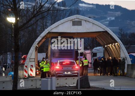 Kiefersfelden, Allemagne. 14 février 2021. La police fédérale contrôle les voyageurs sur l'autoroute A93 près de Kiefersfelden en direction de l'Allemagne. Le renforcement des règles d'entrée allemandes aux frontières avec la République tchèque et l'État autrichien du Tyrol pour se protéger contre les variantes dangereuses du coronavirus est entré en vigueur dimanche soir. Credit: Angelika Warmuth/dpa/Alamy Live News Banque D'Images