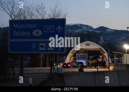 Kiefersfelden, Allemagne. 14 février 2021. La police fédérale contrôle les voyageurs sur l'autoroute A93 près de Kiefersfelden en direction de l'Allemagne. Le renforcement des règles d'entrée allemandes aux frontières avec la République tchèque et l'État autrichien du Tyrol pour se protéger contre les variantes dangereuses du coronavirus est entré en vigueur le dimanche soir crédit: Angelika Warmuth/dpa/Alamy Live News Banque D'Images