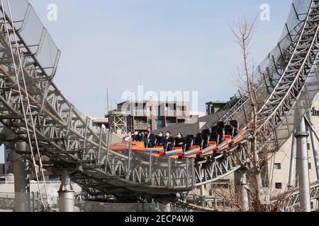 Les cavaliers se trouvent sur les montagnes russes Thunder Dolphin des attractions de Tokyo Dome City. Les gens portent des masques faciaux pendant l'éclosion du coronavirus. (2/2021) Banque D'Images