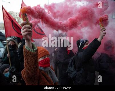 Varsovie, Pologne. 13 février 2021. Les activistes féministes détiennent des bombes à fumée lors d'une manifestation contre la violence faite aux femmes. Environ 50 personnes se sont rassemblées devant le siège d'Ordo Iuris, Ensuite, il s'est installé au palais présidentiel de Varsovie pour protester contre la violence sexiste, en particulier contre la violence faite aux femmes, en exécutant ''un violador en tu camino''', un article de protestation féministe qui a été exécuté pour la première fois par les activistes féministes chiliens du collectif Las tesis en 2019. Crédit: Aleksander Kalka/ZUMA Wire/Alay Live News Banque D'Images