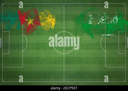 Match de football Cameroun contre Arabie Saoudite, couleurs nationales, drapeaux nationaux, terrain de football, jeu de football, concept de compétition, espace de copie Banque D'Images