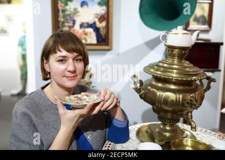 Femme buvant du thé du samovar au café Banque D'Images