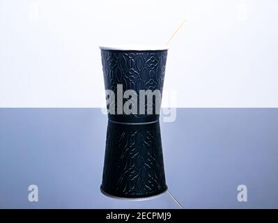 Tasse en papier jetable noire pour les boissons au café. Gobelet en papier jetable. Café. Street Cafe. Plats pour boissons chaudes. Boîtes en carton. Table de cuisine noire. Banque D'Images