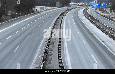 Kiefersfelden, Allemagne. 14 février 2021. Il n'y a pas de véhicules sur l'autoroute A93 juste avant le passage frontalier de Kiefersfelden en direction de l'Autriche. Le renforcement des règles d'entrée allemandes aux frontières avec la République tchèque et l'État autrichien du Tyrol pour se protéger contre les variantes dangereuses du coronavirus est entré en vigueur dimanche soir. Credit: Angelika Warmuth/dpa/Alamy Live News Banque D'Images