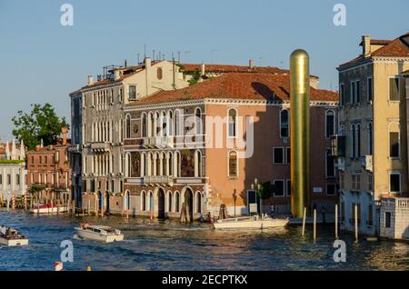 La Tour d'Or par le regretté artiste James Lee Byars érigée dans le Campo San Vio, en bordure du Grand Canal pour la 57e Biennale de Venise. Italie. Banque D'Images