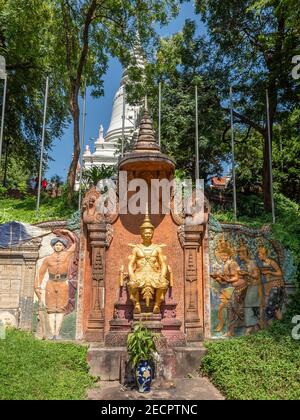 Le mémorial Chulalongkorn à Wat Phnom, le temple de la ville de Phnom Penh, la capitale du Cambodge. Le mémorial a été érigé pour remercier le roi Chulalongkorn Banque D'Images