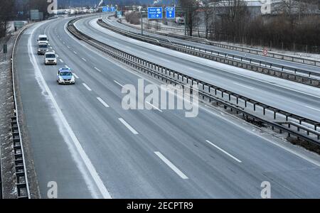 Kiefersfelden, Allemagne. 14 février 2021. Un véhicule de la police fédérale escorte les voyageurs rejetés sur l'autoroute A93 vide près de Kiefersfelden à la première sortie en Allemagne, de sorte qu'ils puissent tourner autour de là et de retour en Autriche. Des règles d'entrée allemandes plus strictes aux frontières avec la République tchèque et l'État autrichien du Tyrol pour se protéger contre les variantes dangereuses du coronavirus sont entrées en vigueur dimanche soir. Credit: Angelika Warmuth/dpa/Alamy Live News Banque D'Images