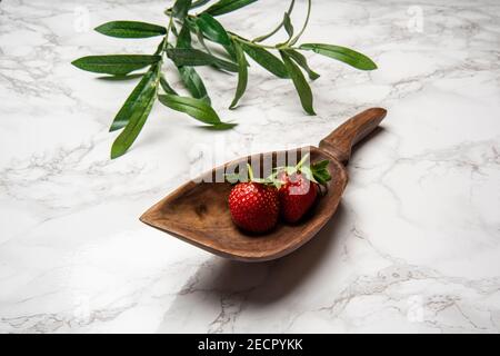 cuillère en bois sculptée à la main dans la cuisine Banque D'Images