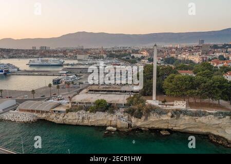 Split, Croatie - 13 août 2020: Tir de drone aérien du phare de port par la falaise de roche à l'heure du coucher du soleil Banque D'Images