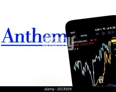 Dans cette illustration, l'information sur le marché boursier d'Anthem Inc. S'affiche sur un smartphone tandis que le logo d'Anthem Inc. S'affiche en arrière-plan Banque D'Images