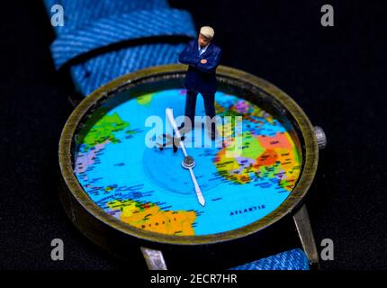 Homme d'affaires figure sur la montre de carte mondiale. Concept commercial mondial. Homme d'affaires macro photo. Planification stratégique pour l'entreprise mondiale. Succès mondial Banque D'Images