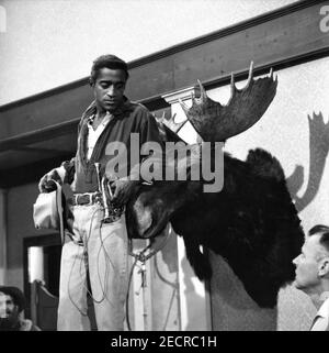 SAMMY DAVIS Jr sur le set Candid pendant le tournage des SERGENTS 3 / SERGENTS TROIS réalisateur de 1962 JOHN STINGLES Essex Productions / Meadway-Claude Productions Company / United Artists Banque D'Images