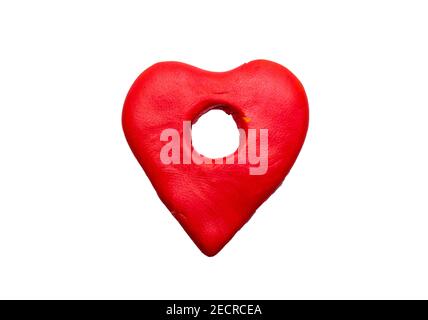Cœur rouge avec trou. Pointeur cardiaque isolé. Modélisation du signe d'argile sur fond blanc. Pointeur en forme de coeur dans le style artistique pour enfant. Modélisation de passe-temps pour enfants. Handma Banque D'Images